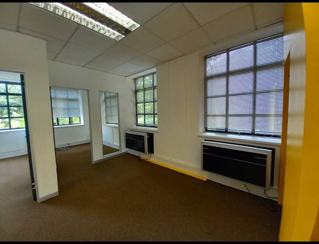 396M² OFFICE TO LET IN LYME PARK